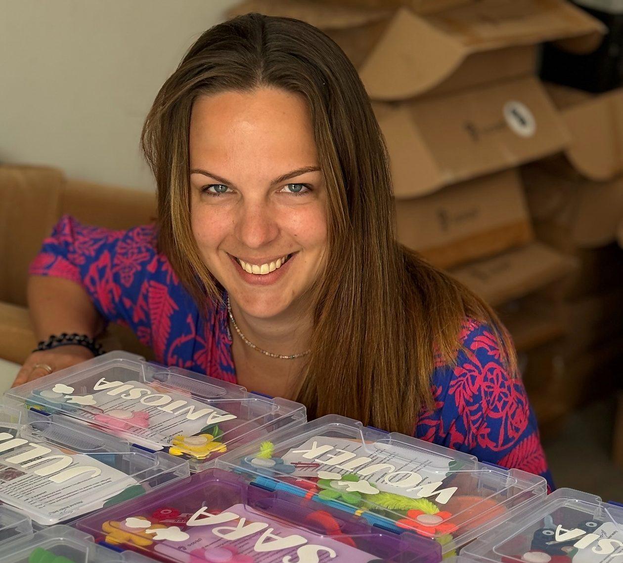 Lucy laua taga, mis on täis laste nimedega karpe