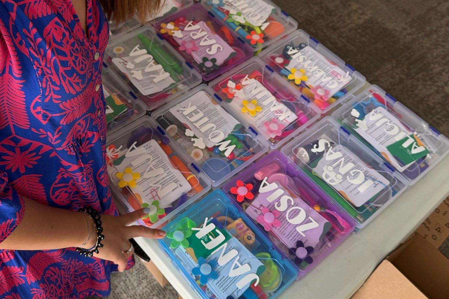 Lucy ruošia A Co To kelionių dėžutę