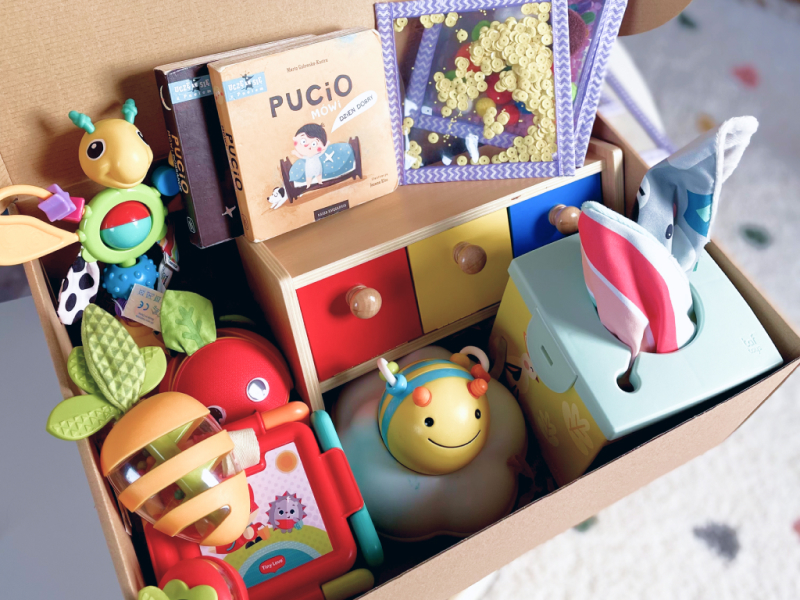 Zdjęcie zestawu z zabawkami i sensoryką