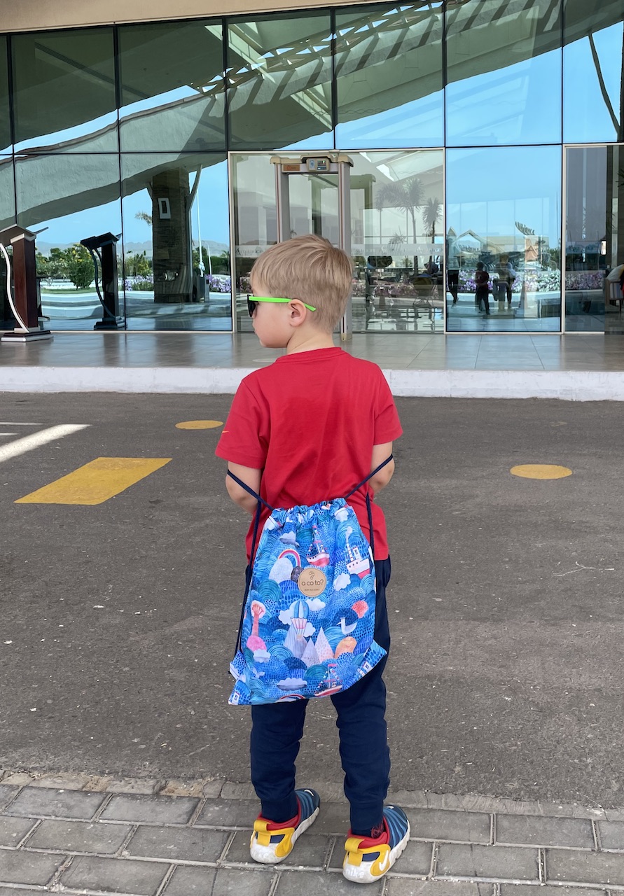 Zdjęcie chłopcka z plecakiem A Co To